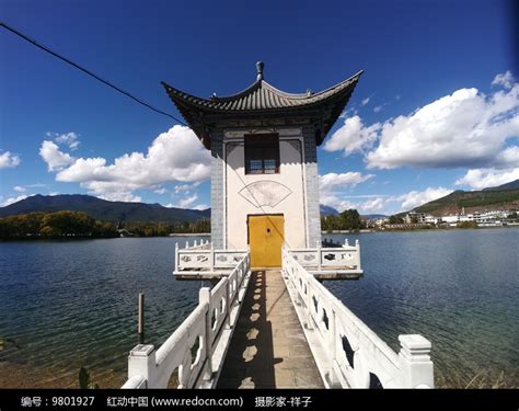 蓝天下的丽江小城图片-丽江古城的传统建筑素材-高清图片-摄影照片-寻图免费打包下载