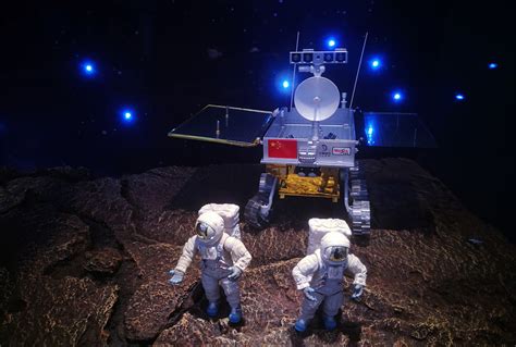 人类首次 嫦娥四号为啥能在月球上干成这件大事？_荔枝网新闻