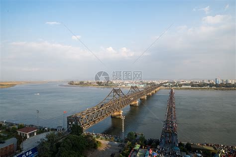 丹东河口断桥，1951年被美国炸断，如今依然坚挺地屹立在鸭绿江上_旅游