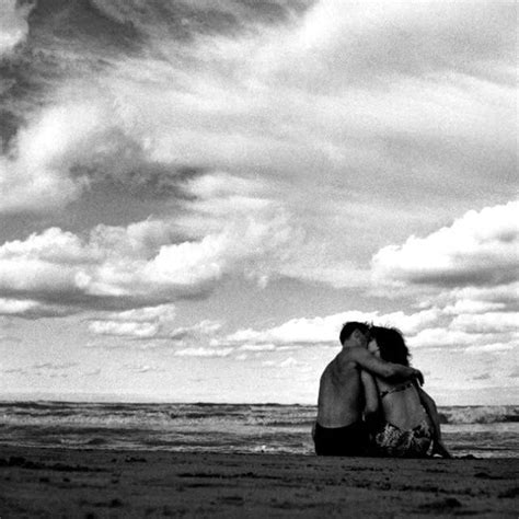 女子抚摸男友脸颊接吻图片-情侣接吻特写素材-高清图片-摄影照片-寻图免费打包下载