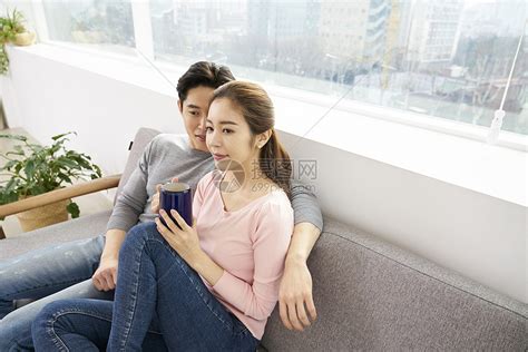 情侣在沙发上喝水高清图片下载-正版图片502165789-摄图网