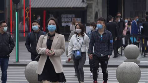 疫情期间成都街头戴口罩的人群过马路的慢镜头—高清视频下载、购买_视觉中国视频素材中心