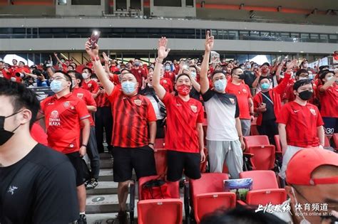 武磊回归仪式大批球迷到场 造震撼主场氛围(组图)——上海热线体育频道