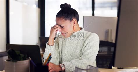 精疲力竭的女人在脸边拿着铅笔有问题高清图片下载-正版图片505619313-摄图网