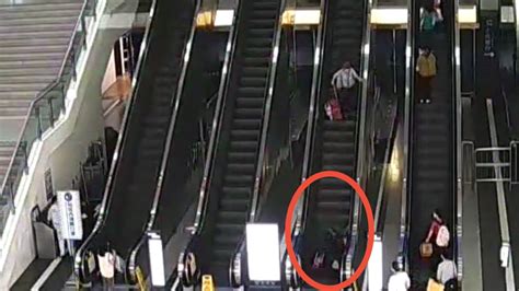 短短几秒上前！90岁老人乘扶梯摔倒，铁警紧急救助