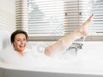 洗澡浴室腿图片_洗澡浴室腿素材_洗澡浴室腿高清图片_摄图网图片下载