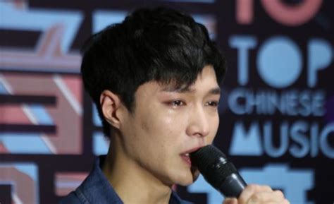 EXO张艺兴在舞台晕倒 被安排后台领奖引网友不满 : KpopStarz娱乐