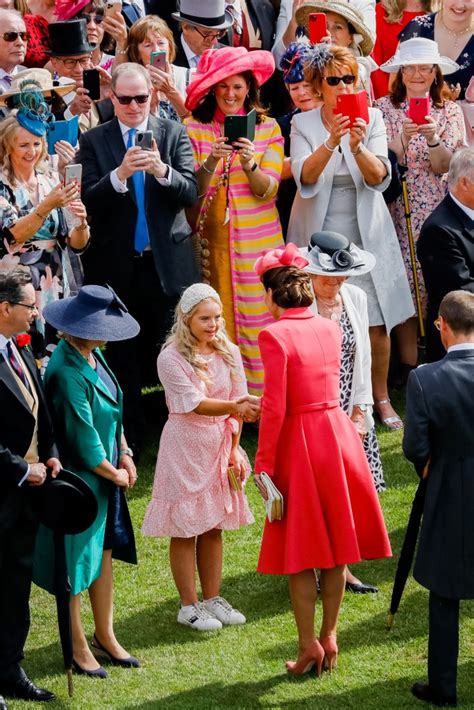 白金汉宫举行皇家花园派对 凯特王妃粉色套装现身笑容满面