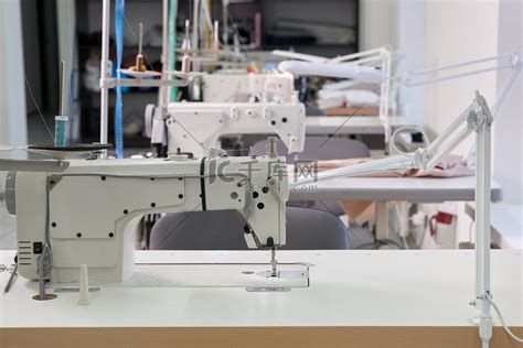 工作室或裁缝店的一排缝纫机高清摄影大图-千库网