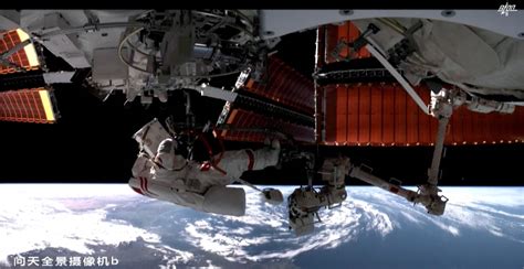 国际空间站宇航员执行太空行走任务并安装空间站电池_凤凰网