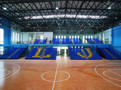 荆州市灵均中学室内体育馆伸缩看台座椅安装-绿蛙看台