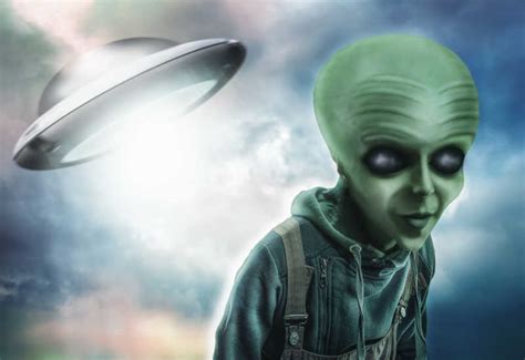 宇宙飞船和外星人图片-绿色的外星人和宇宙飞船素材-高清图片-摄影照片-寻图免费打包下载