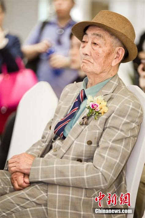 孙子给85岁爷爷拍照蹿红 “最帅爷爷”现身福州-科教文化- 东南网