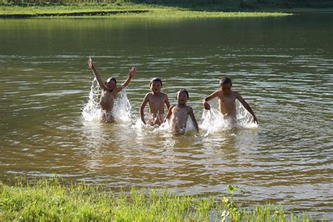 蹲在河边玩耍的孩子们高清图片下载-正版图片502099481-摄图网