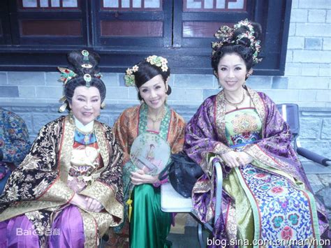 TVB女艺人杨卓娜带女儿们为老公庆生 挽着老公手臂一家人开心合影