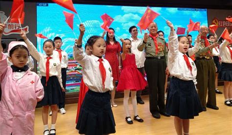 上海小学生用国庆主题班会，唱响国歌礼赞祖国