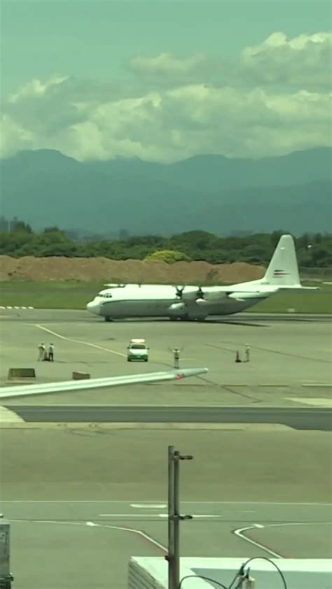 美国军机降落台湾桃园机场，装卸不明货物_凤凰网视频_凤凰网