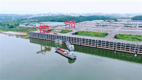广安首批一体化通关外贸保税货物抵港入驻保税仓