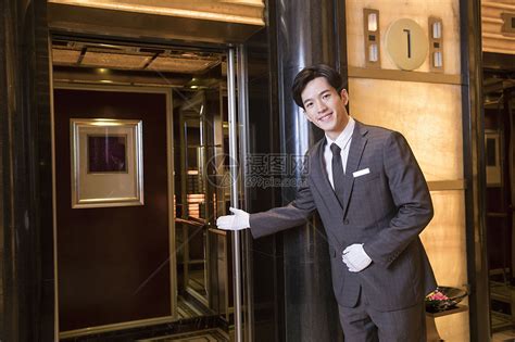 酒店服务员为顾客开电梯高清图片下载-正版图片501203458-摄图网