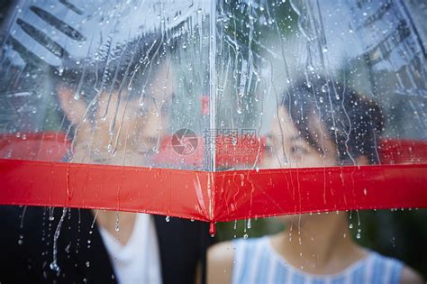 韩总理赴日参加天皇登基仪式遇暴雨，伞被吹坏，发型也乱了