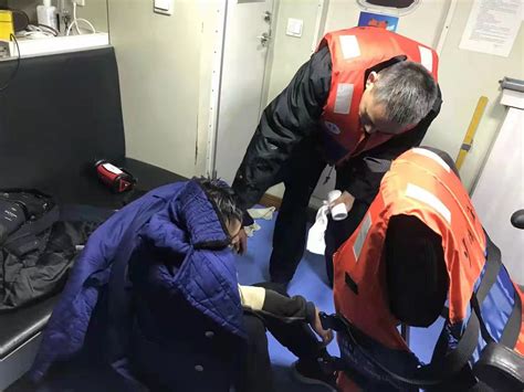 寒冬夜，黄浦海事局成功救起一名落水人员