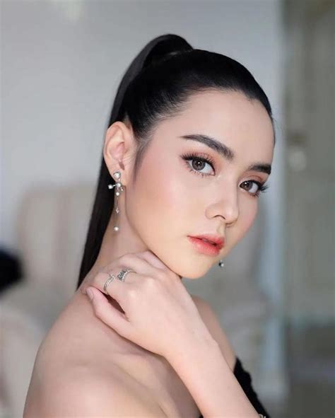 泰式妆容甜美女生头像