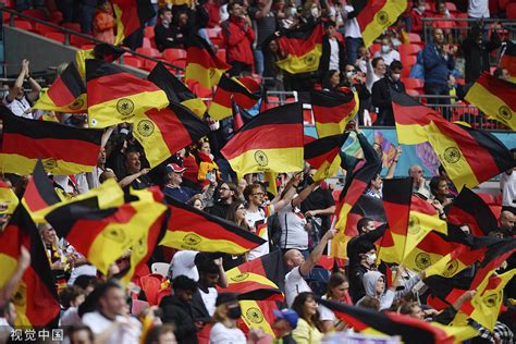 高清：英格兰VS德国 球迷挥舞旗帜为主队助威-搜狐大视野-搜狐新闻