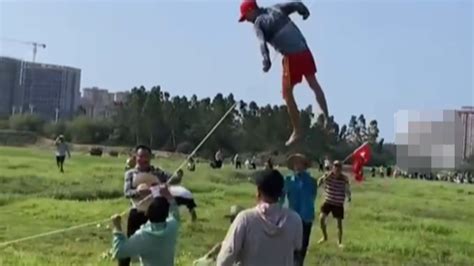 多名男子放巨型风筝被带上天_凤凰网视频_凤凰网