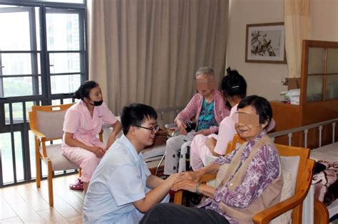 陪同老伴，一起入住 - 国寿社区养老 - 国寿社区健康养老管理深圳有限公司