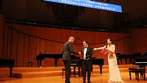 美籍华裔、国际知名钢琴家苏显亮到我校举办钢琴讲座-玉林师范学院