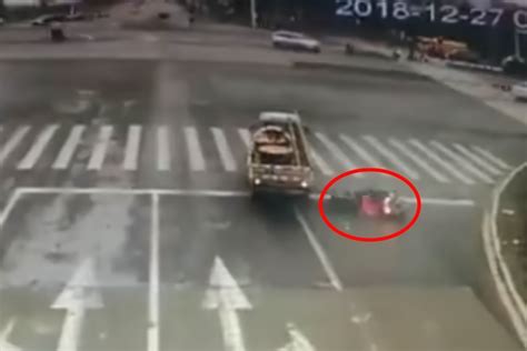 女骑手与转弯货车发生碰撞 被带倒翻滚险遭车轮压头_凤凰网视频_凤凰网