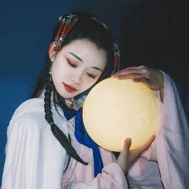 古风女生拿灯头像图片