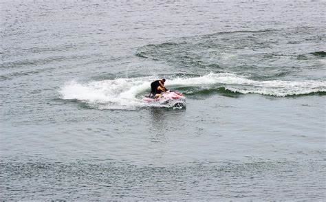 刺激的水上摩托艇漂移，你敢玩吗？不妨来太平湖试一试水上漂移吧__财经头条