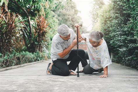 疾病保持亚洲高龄妇女在家里躺地上摔倒她家的年长妇女是在门口被打倒痛苦地哭泣和丈夫来帮助支持老年保险和健概念之后事故高清图片下载-正版图片 ...