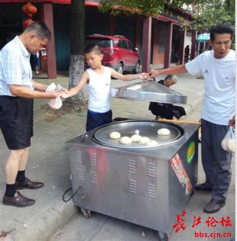 曾在垃圾桶里捡肉，留着过年包饺子，90岁爷爷和10岁孙女拉扯一个家-河南商报