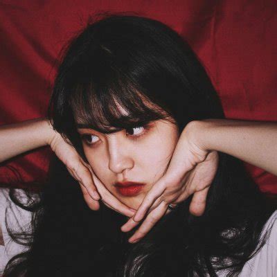 同色复古风格头像女生