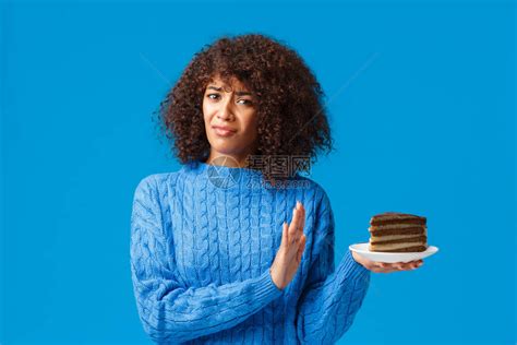 不高兴和不情愿的非洲裔美国女孩不喜欢甜食高清图片下载-正版图片506643263-摄图网