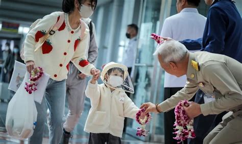 泰国副总理和两部长赴机场接机，给予中国游客“英雄般欢迎”(含视频)_手机新浪网