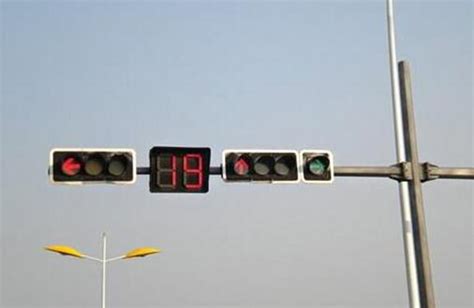 左转怎么看红绿灯,左转弯看哪个信号灯,直行_大山谷图库