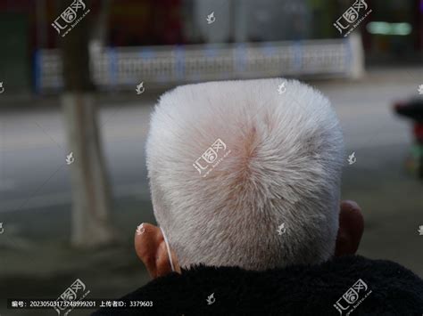 戴着口罩的白发苍苍的老人,老年人物,人物百态,摄影素材,汇图网www.huitu.com