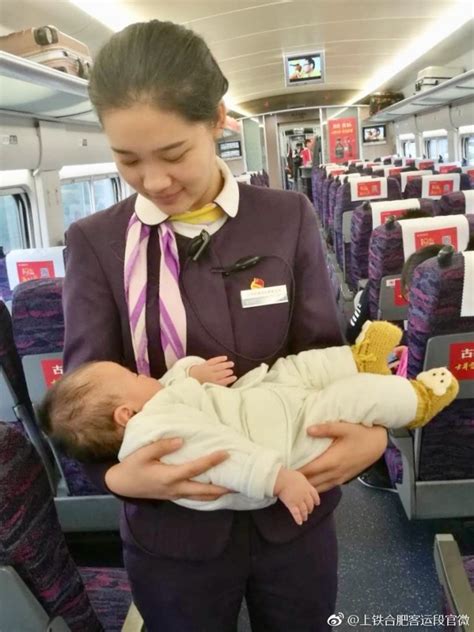 温暖一抱！高铁上母亲内急求助，乘务员小心翼翼接过宝宝……-上游新闻 汇聚向上的力量