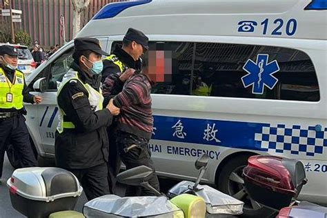 男子在上海街头持刀伤9人
