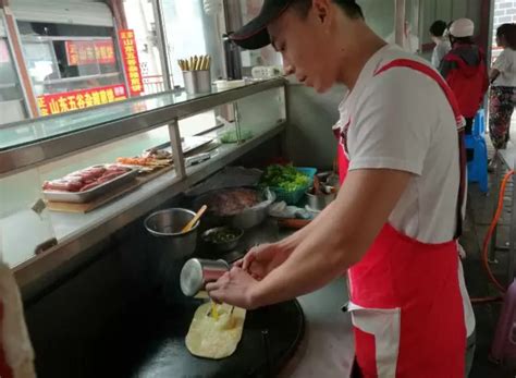 24岁大泰州小伙卖鸡蛋灌饼月入3万 他是怎么做到的_大苏网_腾讯网