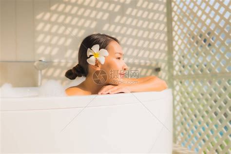 年轻的肖像女亚洲女人放松在浴缸里洗澡高清图片下载-正版图片502967645-摄图网