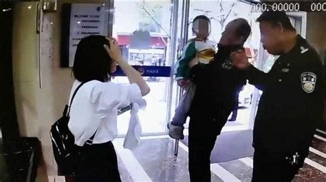 “看到孩子和民警在一起的那一刻，真的太有安全感了！”4岁萌娃在武汉汉口江滩游玩走失，妈妈赶到派出所激动大哭凤凰网湖北_凤凰网