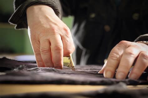 传统制衣八十年代裁缝师缝纫机缝制衣服素材图片免费下载-千库网