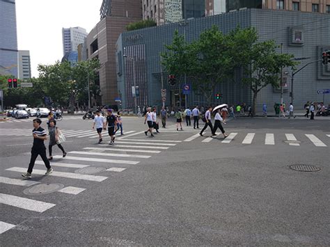 人行绿灯亮时，上海这11个路口所有机动车都停下_浦江头条_澎湃新闻-The Paper