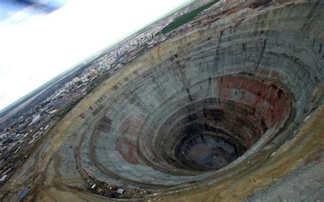 俄国陨石坑藏超级钻石矿 比全球储量总和大10倍_新浪图片