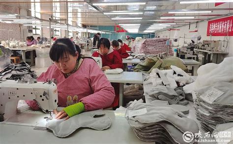 实拍服装厂里的女人_纺织快报-www.168tex.com