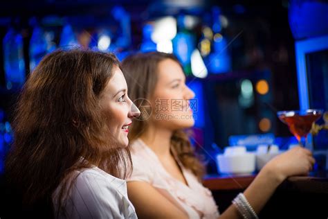 酒吧里的年轻女人夜生活咖啡店娱乐俱乐部闲暇酒精微笑女性餐厅成人高清图片下载-正版图片321978932-摄图网